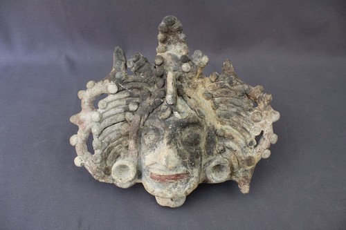 Cabeza con tocado y orejeras